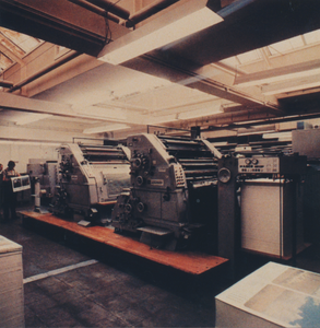 863877 Interieur van een drukkerij in een van de vestigingen van drukkerij Hoonte Holland (Willemstraat) in Wijk C te ...